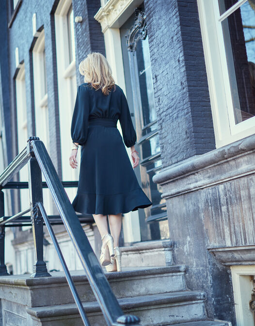 midi wikkeljurk blauw Kaia achterkant