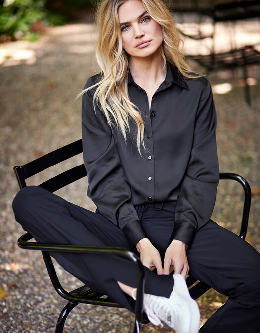 satijnen blouse met knopen en lange mouwen zwart Estee
